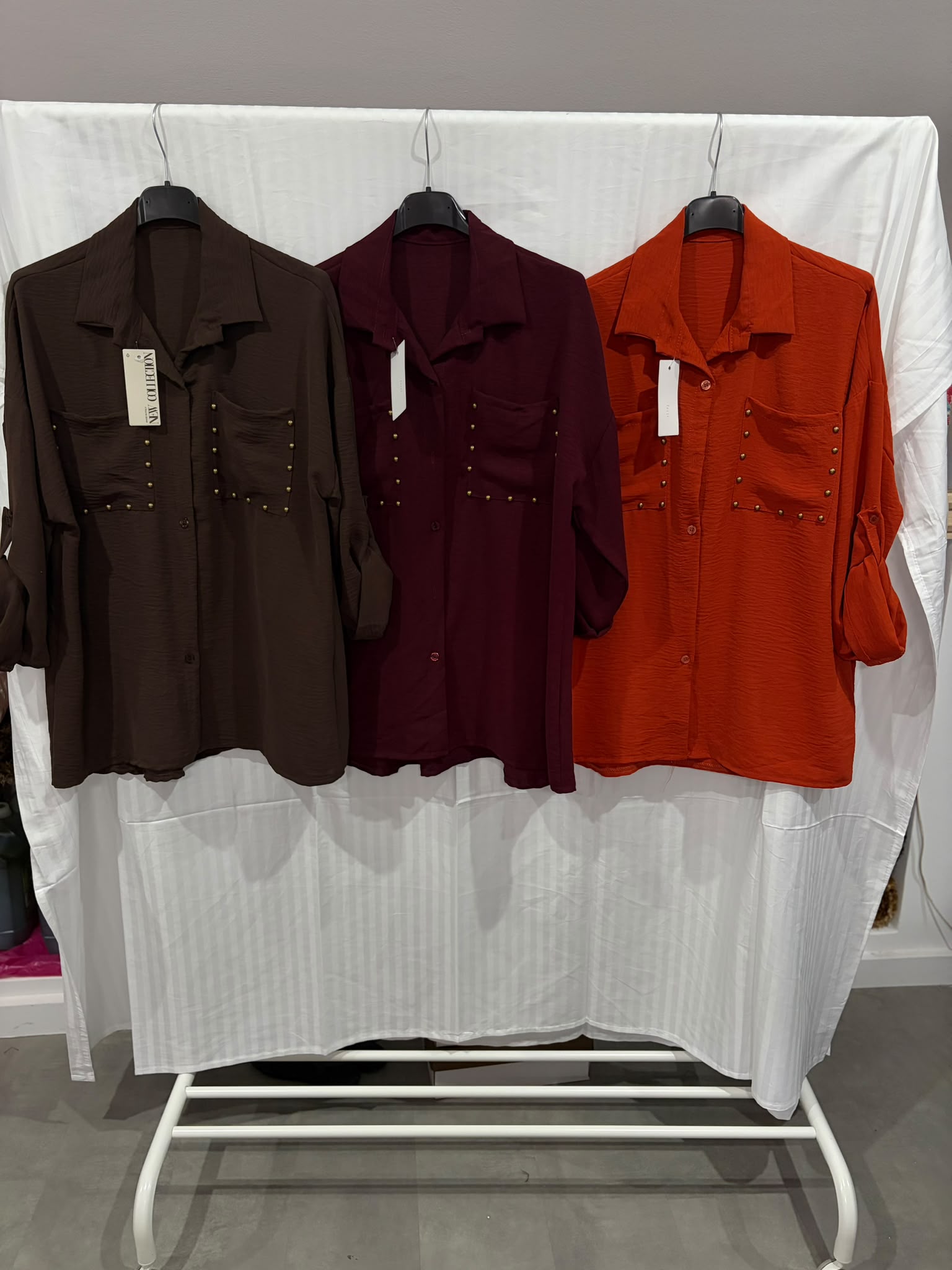 Blusa de manga comprida com bolsos e detalhes metálicos