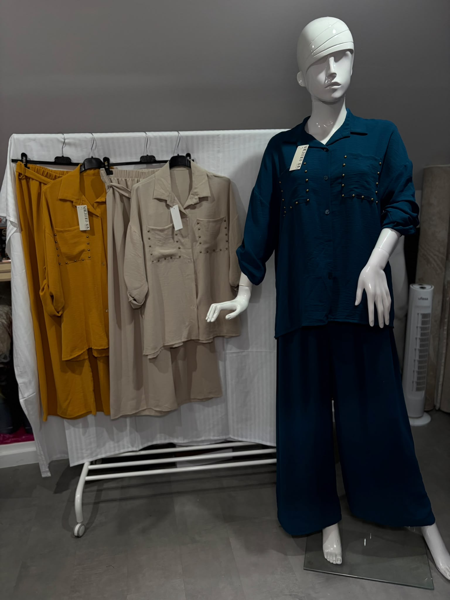 Conjunto feminino com camisa de botões e calças largas