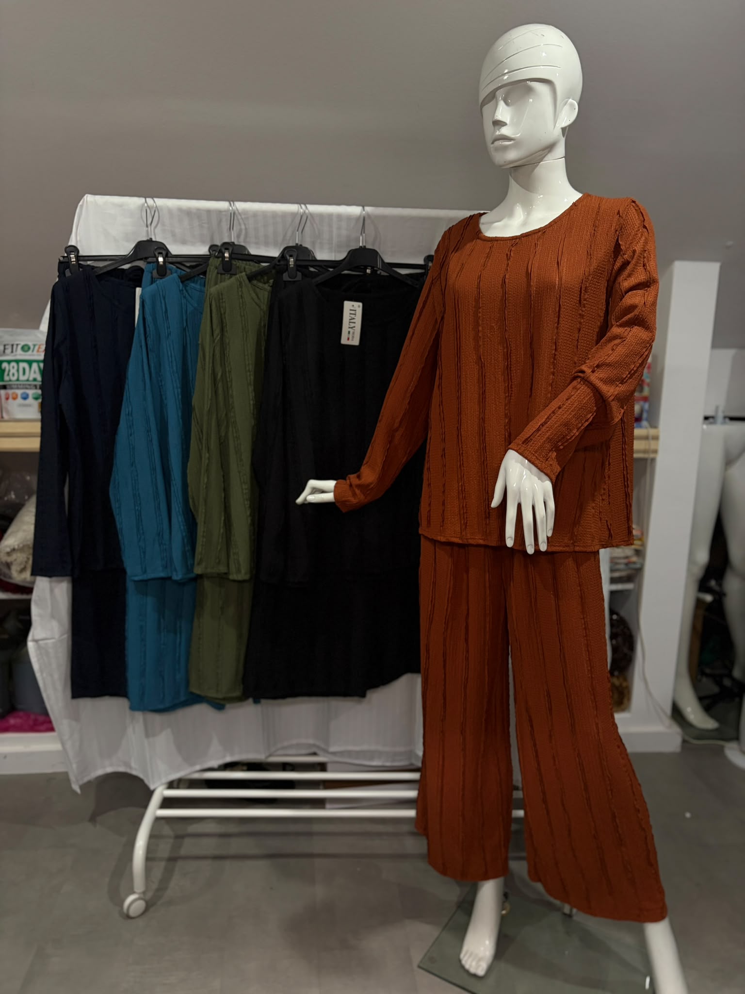 Conjunto feminino com camisola de malha e calças largas
