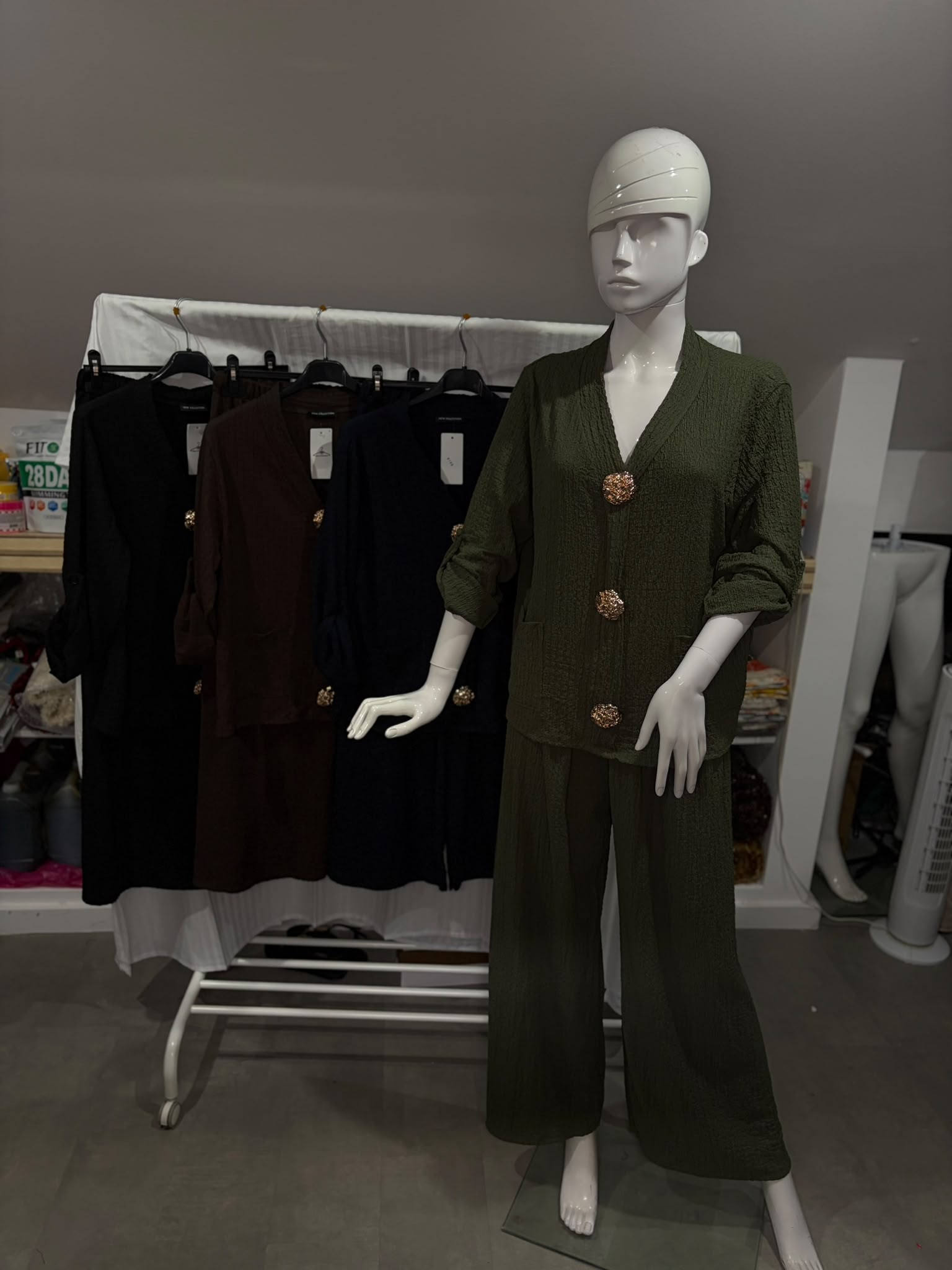 Conjunto feminino com casaco de botões e calças largas
