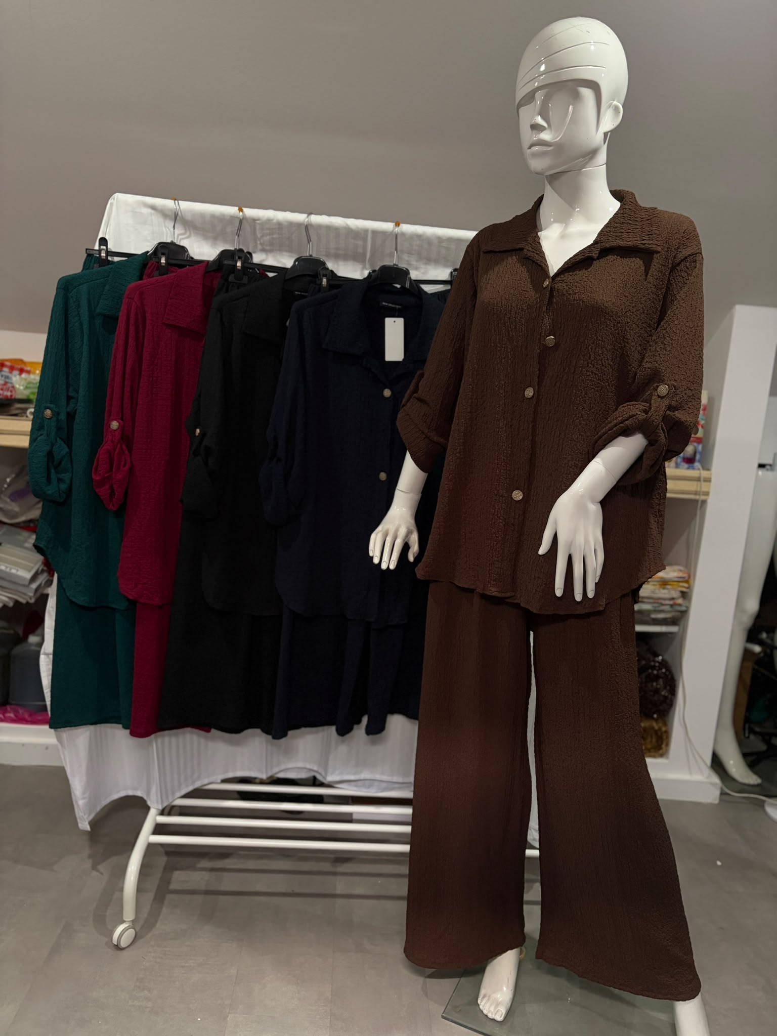 Conjunto feminino com camisa e calças largas
